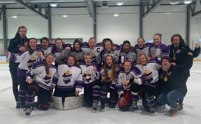 Grüners damelag i ishockey kan juble over å være seriemester i 1. divisjon 2019/20. Foto: Grüner hockey Grüners damelag i ishockey kan juble over å være seriemester i 1. divisjon 2019/20. Foto: Grüner hockey
