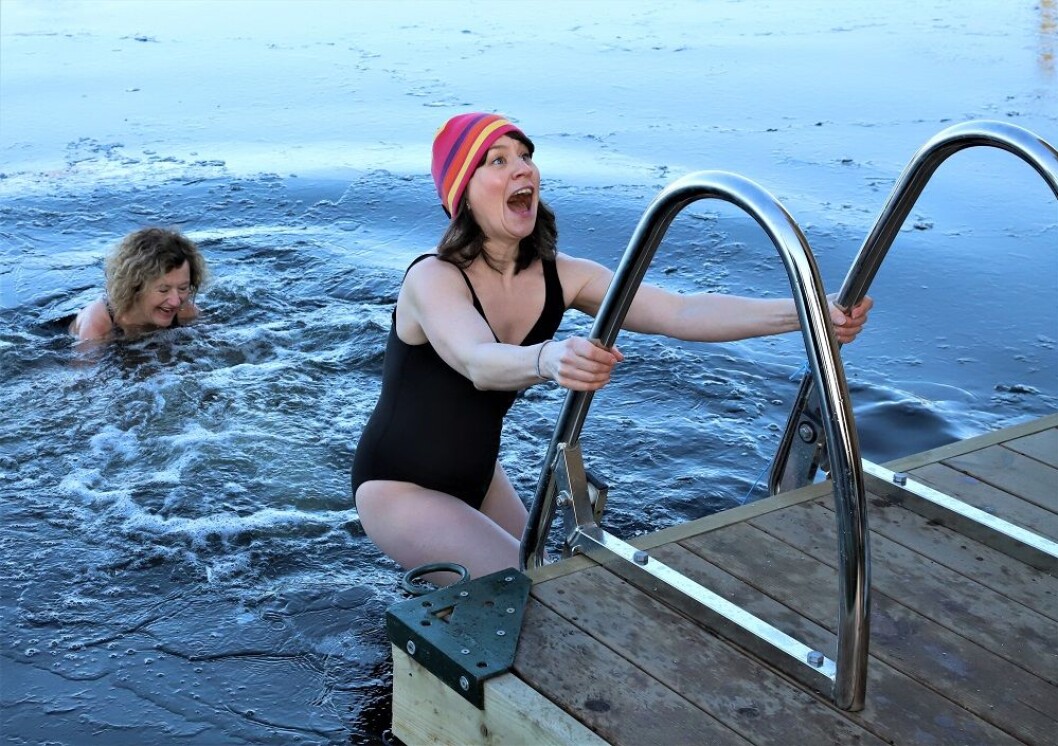Byråd for frivillighet, idrett og kultur, Rina Mariann Hansen, syntes badet var forfriskende, og vel så det. Biskop Kari Veiteberg holder ut lenger i vannet. Foto: André Kjernsli Byråd for frivillighet, idrett og kultur, Rina Mariann Hansen, syntes badet var forfriskende, og vel så det. Biskop Kari Veiteberg holder ut lenger i vannet. Foto: André Kjernsli