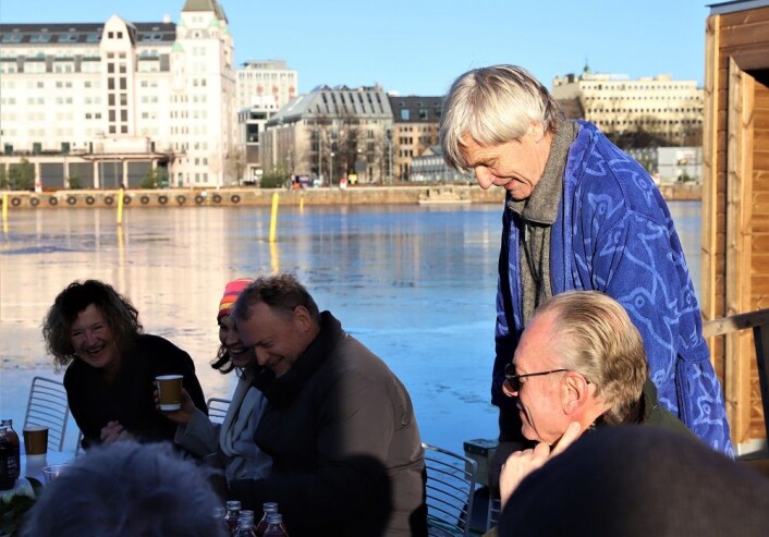 Styreleder Sverre Jervell holder sin åpningstale. Mens både biskopen, byrådslederen og kulturbyråden humrer i bakgrunnen. Foto: André Kjernsli Styreleder Sverre Jervell holder sin åpningstale. Mens både biskopen, byrådslederen og kulturbyråden humrer i bakgrunnen. Foto: André Kjernsli