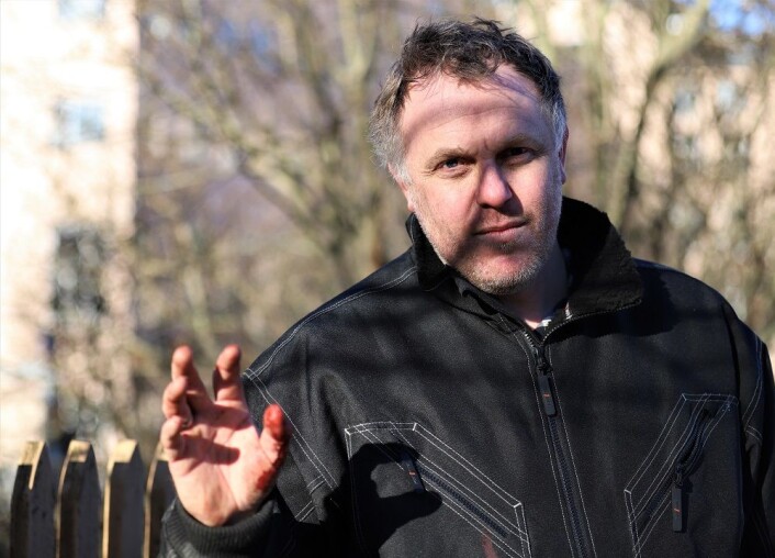 Også beboer Christian Korrell, som forsøkte å roe gemyttene, ble skadet. I hans tilfelle var det den ene hånden som fikk gjennomgå da han ville roe ned situasjonen. Foto: André Kjernsli Også beboer Christian Korrell, som forsøkte å roe gemyttene, ble skadet. I hans tilfelle var det den ene hånden som fikk gjennomgå da han ville roe ned situasjonen. Foto: André Kjernsli