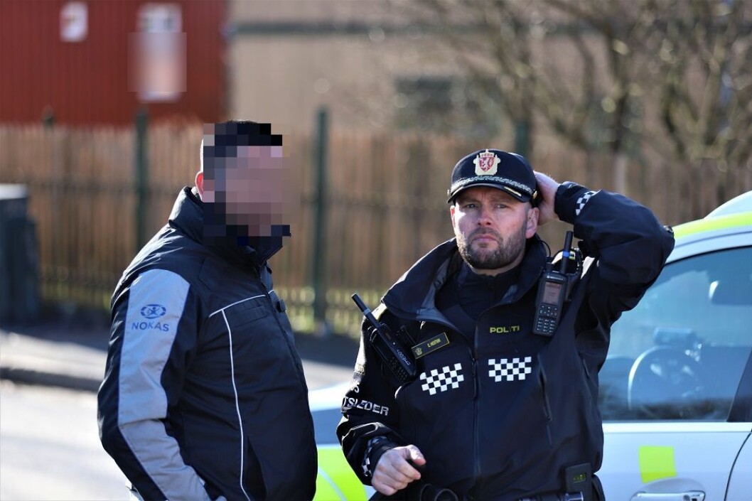 Til venstre NOKAS-vekteren som skal ha lagt familiefaren i bakken slik at han ikke fikk puste. Her med politiet etter at hendelsen skal ha funnet sted. Foto: Andre Kjernsli Til venstre NOKAS-vekteren som skal ha lagt familiefaren i bakken slik at han ikke fikk puste. Her med politiet etter at hendelsen skal ha funnet sted. Foto: Andre Kjernsli