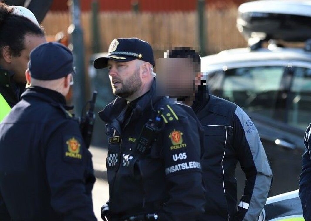 NOKAS-vekteren (bak politiets innsatsleder) er suspendert fra tjeneste etter det både Nokas og Obos beskriver som bruk av "unødig fysisk makt". Foto: André Kjernsli NOKAS-vekteren (bak politiets innsatsleder) er suspendert fra tjeneste etter det både Nokas og Obos beskriver som bruk av "unødig fysisk makt". Foto: André Kjernsli