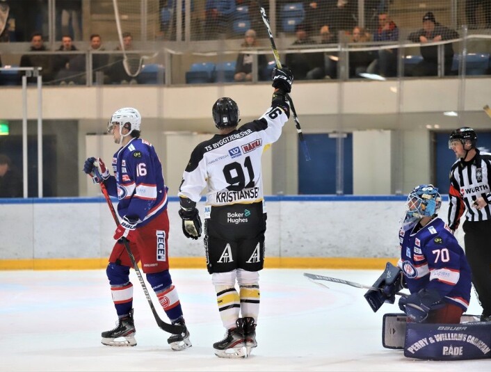 Tommy Kristiansen feiret scoringen med å juble til Klanen, men til ble det VIF som kunne juble. Foto: André Kjernsli Tommy Kristiansen feiret scoringen med å juble til Klanen, men til ble det VIF som kunne juble. Foto: André Kjernsli