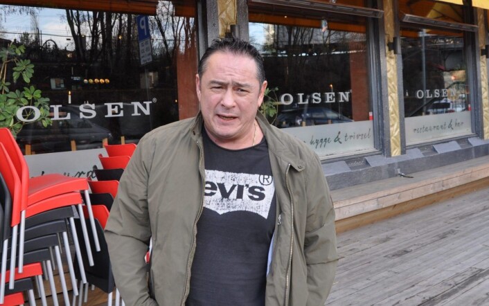 � Jeg har alltid drevet ryddig. Vi har aldri hatt problemer før næringsetaten mente vi hadde bagatellmessige feil i arbeidslistene og fratok oss skjenkebevillingen i fjor sommer, sier Tom Olsen. Foto: Arnsten Linstad � Jeg har alltid drevet ryddig. Vi har aldri hatt problemer før næringsetaten mente vi hadde bagatellmessige feil i arbeidslistene og fratok oss skjenkebevillingen i fjor sommer, sier Tom Olsen. Foto: Arnsten Linstad