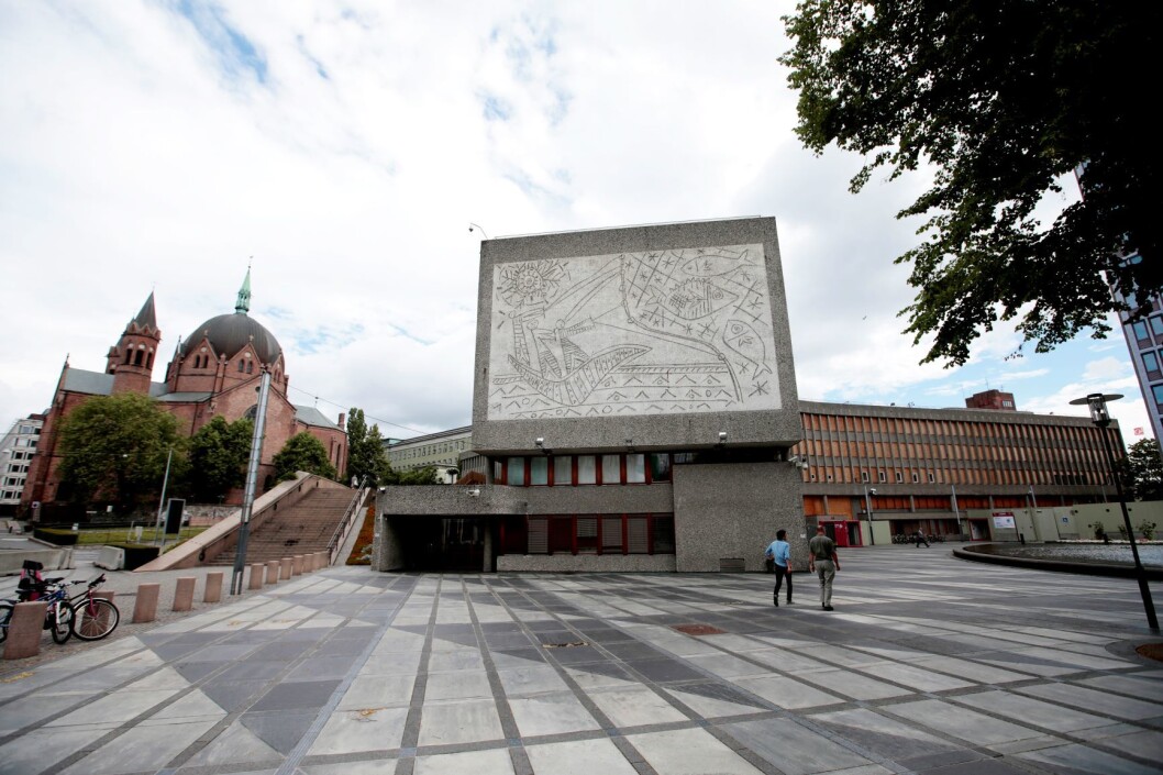 Y-blokka har adresse Akersgata 44 og ligger delvis over Arne Garborgs plass. Bygningen har navn etter Y-formen sett fra luften, som den fikk for å skape to atskilte plasser foran Trefoldighetskirken (t.v.) og Deichmanske bibliotek (i midten bak). Foto: Lise Åserud / NTB scanpix Y-blokka har adresse Akersgata 44 og ligger delvis over Arne Garborgs plass. Bygningen har navn etter Y-formen sett fra luften, som den fikk for å skape to atskilte plasser foran Trefoldighetskirken (t.v.) og Deichmanske bibliotek (i midten bak). Foto: Lise Åserud / NTB scanpix