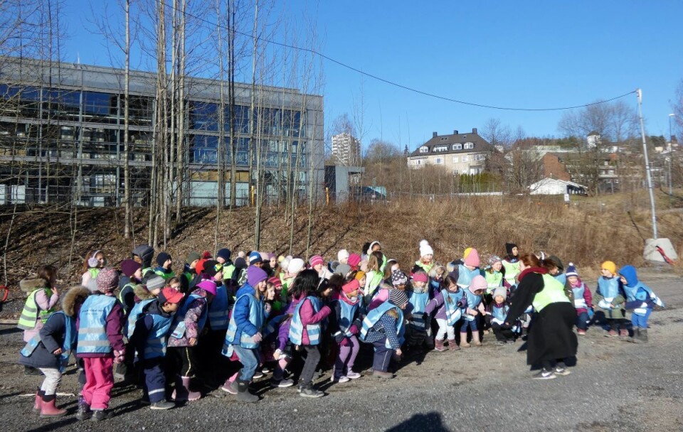Fernanda Nissen skole barnekor har lagt korøvelsen utendørs i sola. En stor park i Nydalen vil kunne brukes daglig av skolens elever. Foto: Márcia Vagos