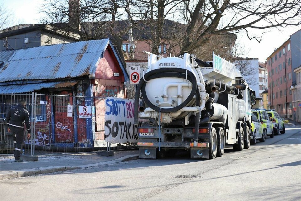 Lastebilene med spesialutstyr som skulle brukes i arbeidet med å demontere Sotakiosken. Men arbeidet ble stanset da det ble voldelige sammenstøt mandag. Foto: André Kjernsli