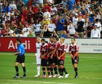 80.000 mennesker overværte fotballkampen mellom AC Milan og Juventus. Folk sto tett i tett på T-banen. Foto: Goatling / Wikimedia Commons 80.000 mennesker overværte fotballkampen mellom AC Milan og Juventus. Folk sto tett i tett på T-banen. Foto: Goatling / Wikimedia Commons