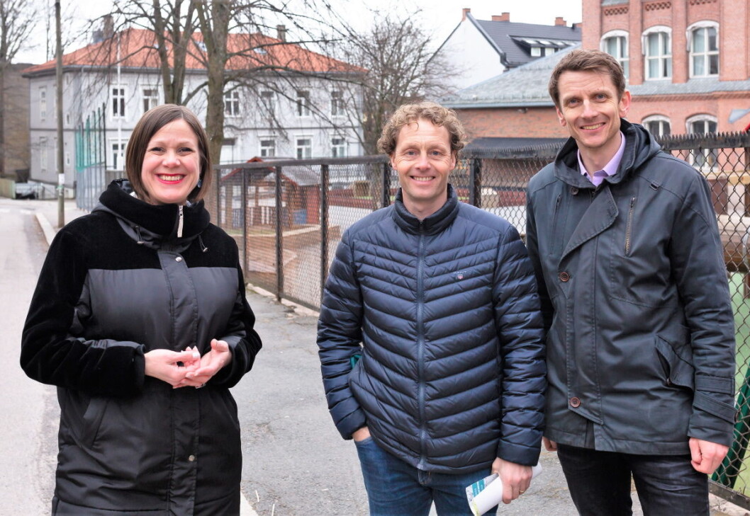 Nå får elevene ved Bolteløkka skole ett mål større skolegård å bolre seg i. Byråd for byutvikling Hanna Marcussen, rektor Ronny Sollien Engebråten og byrådssekretær for oppvekst og kunnskap Tarjei Helland gleder seg stort. Foto: Stig Jensen Nå får elevene ved Bolteløkka skole ett mål større skolegård å bolre seg i. Byråd for byutvikling Hanna Marcussen, rektor Ronny Sollien Engebråten og byrådssekretær for oppvekst og kunnskap Tarjei Helland gleder seg stort. Foto: Stig Jensen