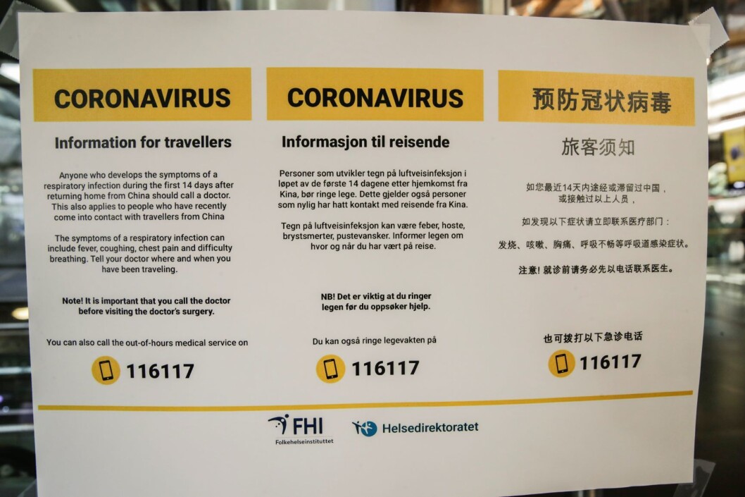Plakaten med informasjon om koronaviruset henger blant annet på veggen i ankomsthallen på Oslo lufthavn. Foto: Vidar Ruud / NTB scanpix Plakaten med informasjon om koronaviruset henger blant annet på veggen i ankomsthallen på Oslo lufthavn. Foto: Vidar Ruud / NTB scanpix