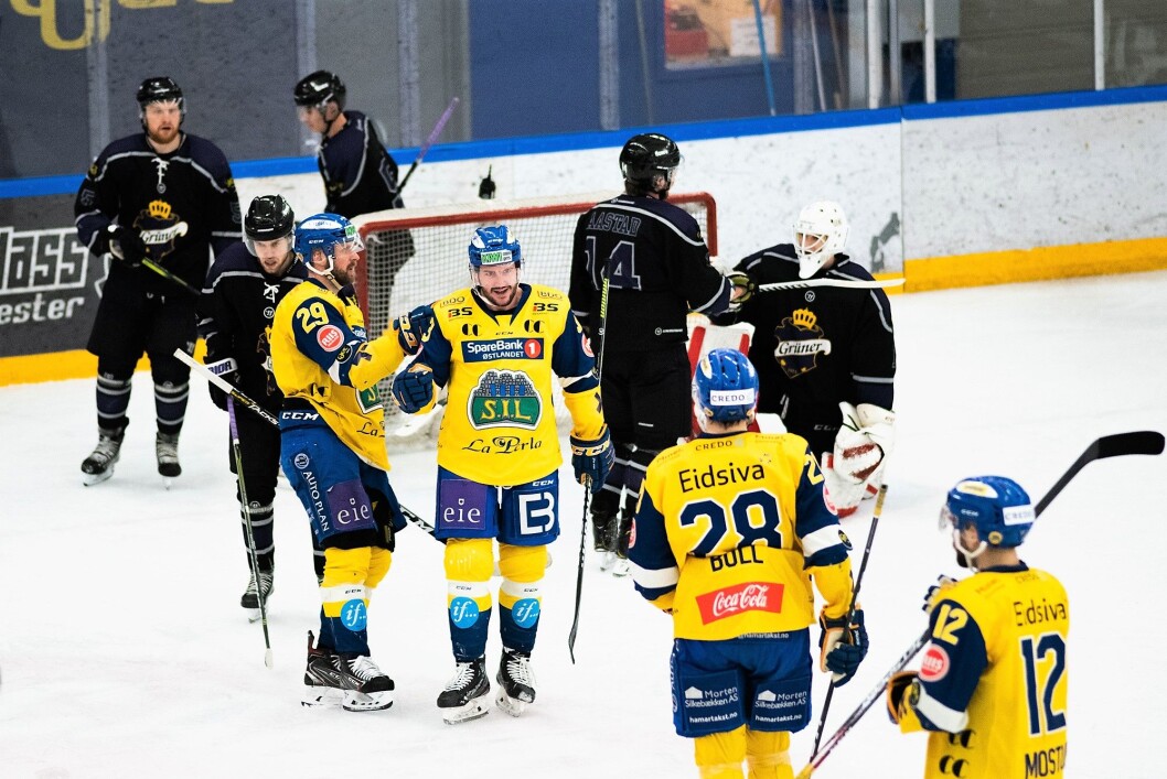 Storhamar-spillerne jubler mens hjemmelagets gutter depper etter et Storhamar-mål. Gjestene fra Hamar vant til slutt 7-3. Foto Bjørnar Morønning Storhamar-spillerne jubler mens hjemmelagets gutter depper etter et Storhamar-mål. Gjestene fra Hamar vant til slutt 7-3. Foto Bjørnar Morønning