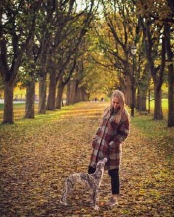 Sara Øien Humlen er oppgitt over at hunderparken på St. Hanshaugen ser ut til å bli borte for hundeeierne. – Da vil vi som har hund miste nok et sted å slippe hundene løs for lek og sosialisering, sier hun. Foto: Privat Sara Øien Humlen er oppgitt over at hunderparken på St. Hanshaugen ser ut til å bli borte for hundeeierne. – Da vil vi som har hund miste nok et sted å slippe hundene løs for lek og sosialisering, sier hun. Foto: Privat