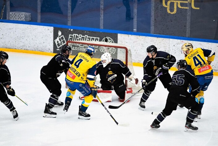 Storhamars Patrick Thoresen (41) var kampens store spiller. Her er han farlig frampå sammen med lagkamerat Eskild Bakke Olsen. Foto: Bjørnar Morønnng Storhamars Patrick Thoresen (41) var kampens store spiller. Her er han farlig frampå sammen med lagkamerat Eskild Bakke Olsen. Foto: Bjørnar Morønnng