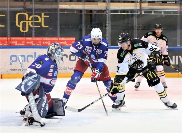 Hovedjobben til back Villiam Strøm er ikke å score, men mot Stavanger fikk han inn et helt avgjørende mål. Her i kamp mot Tommy Kristiansen fra Oilers. Til venstre står veggen Steffen Søberg. Foto: André Kjernsli Hovedjobben til back Villiam Strøm er ikke å score, men mot Stavanger fikk han inn et helt avgjørende mål. Her i kamp mot Tommy Kristiansen fra Oilers. Til venstre står veggen Steffen Søberg. Foto: André Kjernsli
