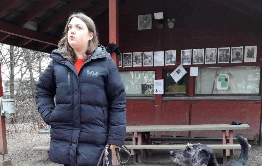 Blinde Andrea Isaachsen Olvin og førerhunden Ortiz er i Stensparken Hundepark hver dag. At parken ligger nær Andreas tilrettelagte bolig er svært viktig for at de kan komme seg dit. Foto: Anders Høilund Blinde Andrea Isaachsen Olvin og førerhunden Ortiz er i Stensparken Hundepark hver dag. At parken ligger nær Andreas tilrettelagte bolig er svært viktig for at de kan komme seg dit. Foto: Anders Høilund