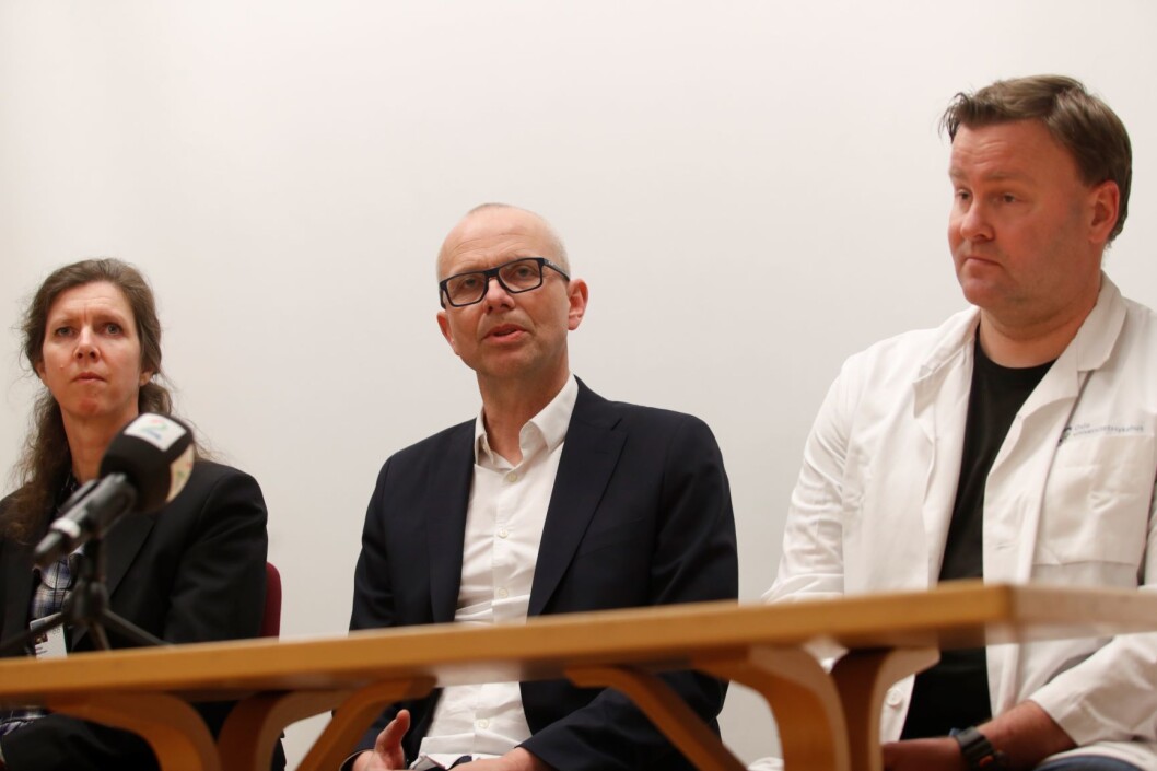 Administrerende direktør for Oslo universitetssykehus Bjørn Atle Bjørnbeth (i midten) kunne fredag kveld bekrefte at en av deres ansatte er blitt smittet av koronaviruset. Foto: Terje Bendiksby / NTB scanpix Administrerende direktør for Oslo universitetssykehus Bjørn Atle Bjørnbeth (i midten) kunne fredag kveld bekrefte at en av deres ansatte er blitt smittet av koronaviruset. Foto: Terje Bendiksby / NTB scanpix