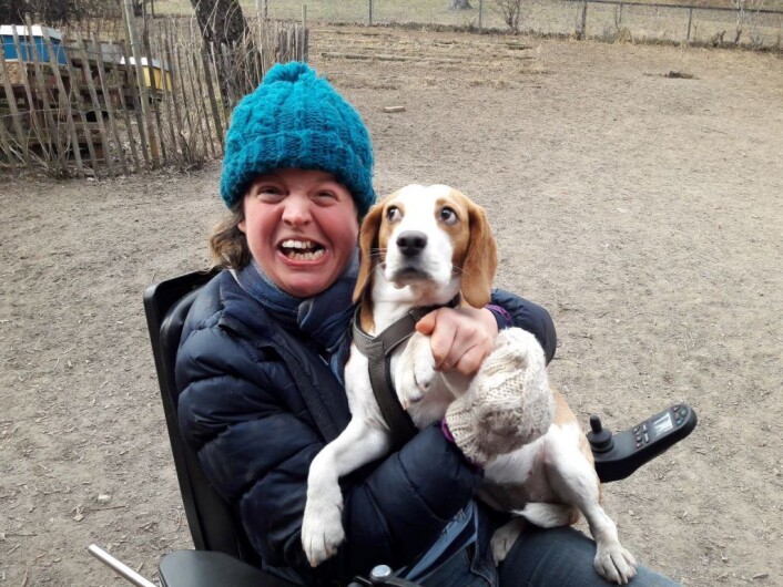 Ida Tennø Andersen er rullestolbruker og er i Stensparken hundepark hver dag. Når hennes egen hund, Mio, ikke har tid til å være med på bildet, stiller My opp. Foto: Anders Høilund Ida Tennø Andersen er rullestolbruker og er i Stensparken hundepark hver dag. Når hennes egen hund, Mio, ikke har tid til å være med på bildet, stiller My opp. Foto: Anders Høilund