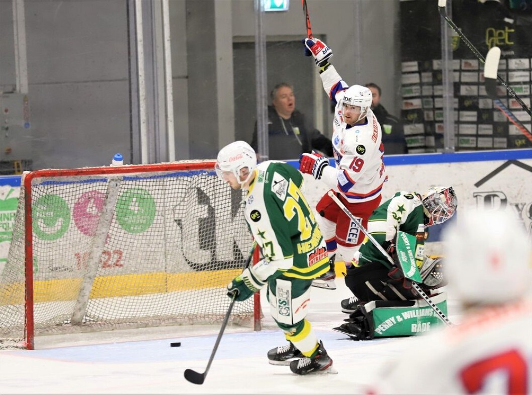 Jonas Oppøyen jubler etter å ha satt pucken i mål åtte sekunder etter forrige VIF-scoring. Foto: André Kjernsli Jonas Oppøyen jubler etter å ha satt pucken i mål åtte sekunder etter forrige VIF-scoring. Foto: André Kjernsli