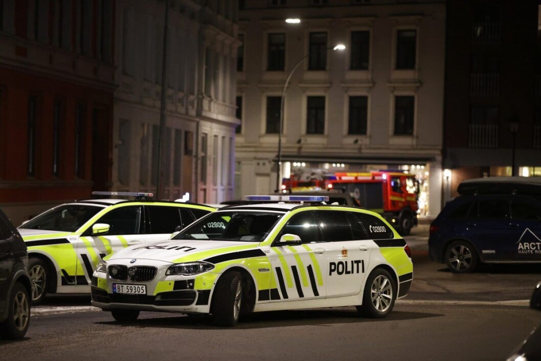 � Ut fra vitneforklaringene har vi fått opplyst at var en fest i en leilighet og at det er snakk om en ulykke, sier politiets operasjonsleder.
Foto: Ørn E. Borgen / NTB scanpix � Ut fra vitneforklaringene har vi fått opplyst at var en fest i en leilighet og at det er snakk om en ulykke, sier politiets operasjonsleder.
Foto: Ørn E. Borgen / NTB scanpix