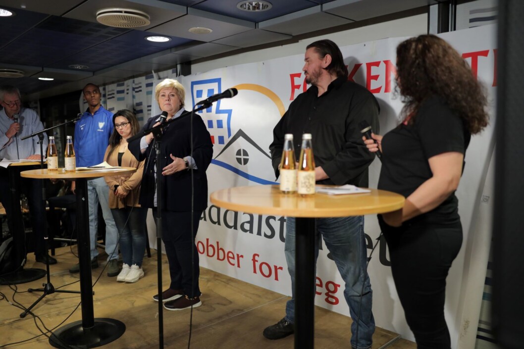 Mikael Niaz Ali (til høyre) og statsminister Erna Solberg på Groruddalstinget. Ali forteller om et miljø hvor unge gutter ned i 10-12 årsalderen forsøkes rekruttert til kriminelle miljøer. Foto: Ørn E. Borgen / NTB scanpix Mikael Niaz Ali (til høyre) og statsminister Erna Solberg på Groruddalstinget. Ali forteller om et miljø hvor unge gutter ned i 10-12 årsalderen forsøkes rekruttert til kriminelle miljøer. Foto: Ørn E. Borgen / NTB scanpix