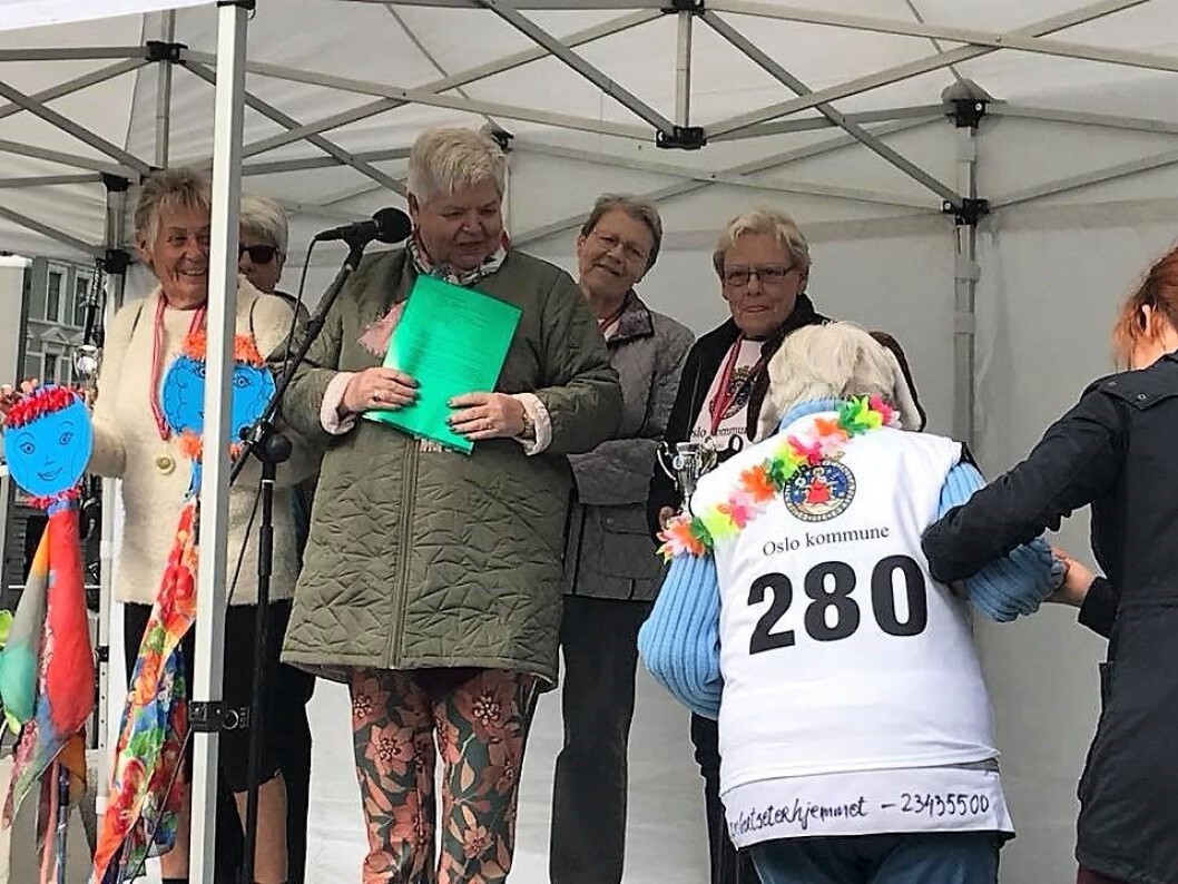 Leder Wenche Hansgaard (i midten) og eldrerådet i 2019 under Rullator og stavgangsløpet, arrangert av Oslo kommune. Foto: Oslo kommune Leder Wenche Hansgaard (i midten) og eldrerådet i 2019 under Rullator og stavgangsløpet, arrangert av Oslo kommune. Foto: Oslo kommune