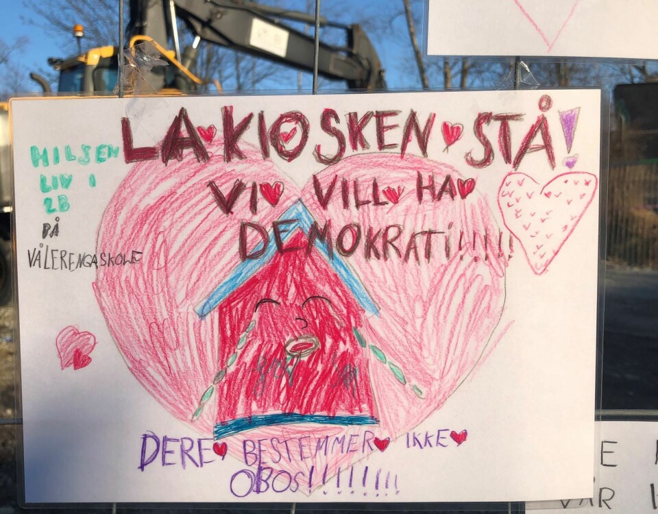 Gjerdet utenfor Sotakiosken er dekket av tegninger fra elever ved Vålerenga skole. Foto: Hege Høsøien