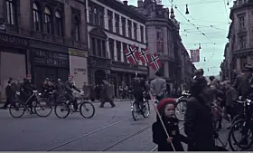 Karl Johans gate ved Egertorvet under feiringen av frigjøringen i maidagene 1945.