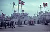 Folk spaserende på Rådhusplassen ved Honnørbrygga under feiringen av frigjøringsdagene 1945.