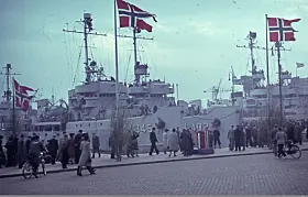 Folk spaserende på Rådhusplassen ved Honnørbrygga under feiringen av frigjøringsdagene 1945.