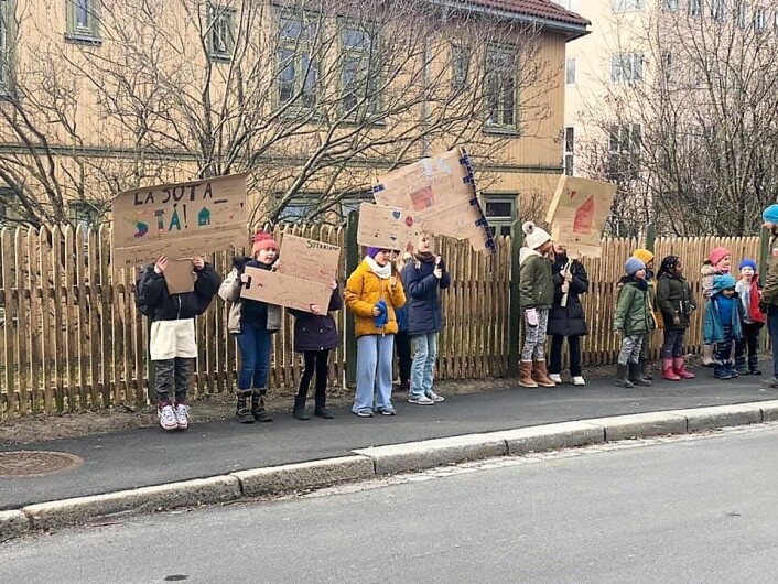 Nyskolens elever stilte opp med hjemmesnekrede plakater og engasjement. Foto: Christian Korell Nyskolens elever stilte opp med hjemmesnekrede plakater og engasjement. Foto: Christian Korell