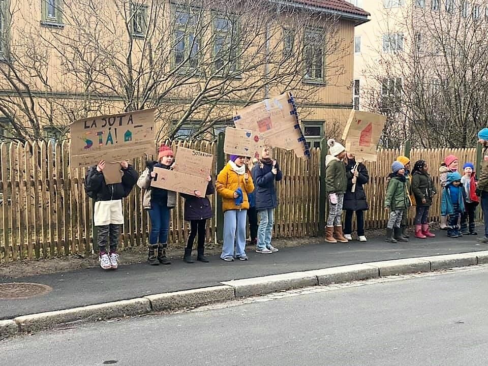 Nyskolens elever stilte opp med hjemmesnekrede plakater og engasjement. Foto: Christian Korell