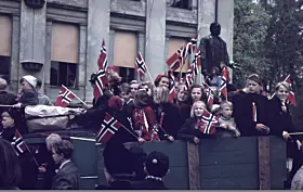 Barn med flagg på lastebilplan under feiringen på Universitetsplassen under frigjøringsdagene 1945.
