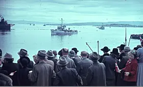 Folkemengde på Rådhusplassen ved Honnørbrygga venter trolig på kronprins Olavs hjemkomst den 13.mai 1945.