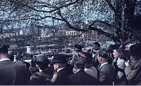 Rådhusplassen sett fra Kontrasjæret under frigjøringsdagene i mai 1945. Folkemengde venter trolig på kronprins Olavs hjemkomst.