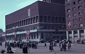 Folk foran Rådhuset under frigjøringsdagene i mai 1945.