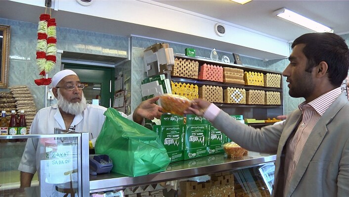 Hamid Abdul peker ut sine favorittkaker på det pakistanske konditoriet Madina Sweets på Grønland, mens konditor Mohamed Jakob stabler dem i esker og poser. Muslimer kommer langveisfra for å sikre seg kaker herfra. Foto: Martin Habbestad / NTB scanpix Hamid Abdul peker ut sine favorittkaker på det pakistanske konditoriet Madina Sweets på Grønland, mens konditor Mohamed Jakob stabler dem i esker og poser. Muslimer kommer langveisfra for å sikre seg kaker herfra. Foto: Martin Habbestad / NTB scanpix