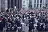 Folkefest på Universitetsplassen under frigjøringsdagene i mai 1945. Trolig i forbindelse med ankomsten til Grini-fangene.