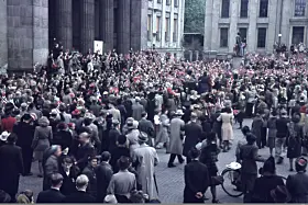 Folkefest på Universitetsplassen under frigjøringsdagene i mai 1945. Trolig i forbindelse med ankomsten til Grini-fangene.