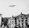 Fly over menneskemengde veivende med flagg på Universitetsplassen, Oslo, mai 1945