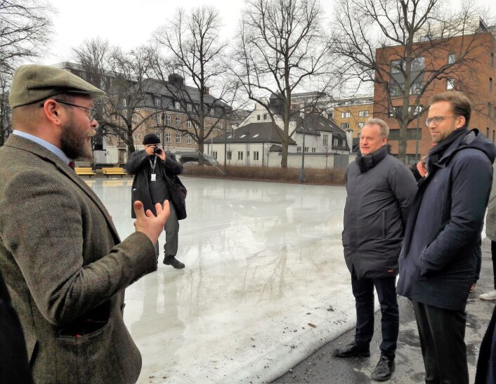 Områdeløft Grønland og Tøyens Leo Rygnestad forklarer at lokalbefolkningen må være med på planleggingen av uterommene. Raymond Johansen og Nikolay Astrup lytter. Foto: Anders Høilund Områdeløft Grønland og Tøyens Leo Rygnestad forklarer at lokalbefolkningen må være med på planleggingen av uterommene. Raymond Johansen og Nikolay Astrup lytter. Foto: Anders Høilund