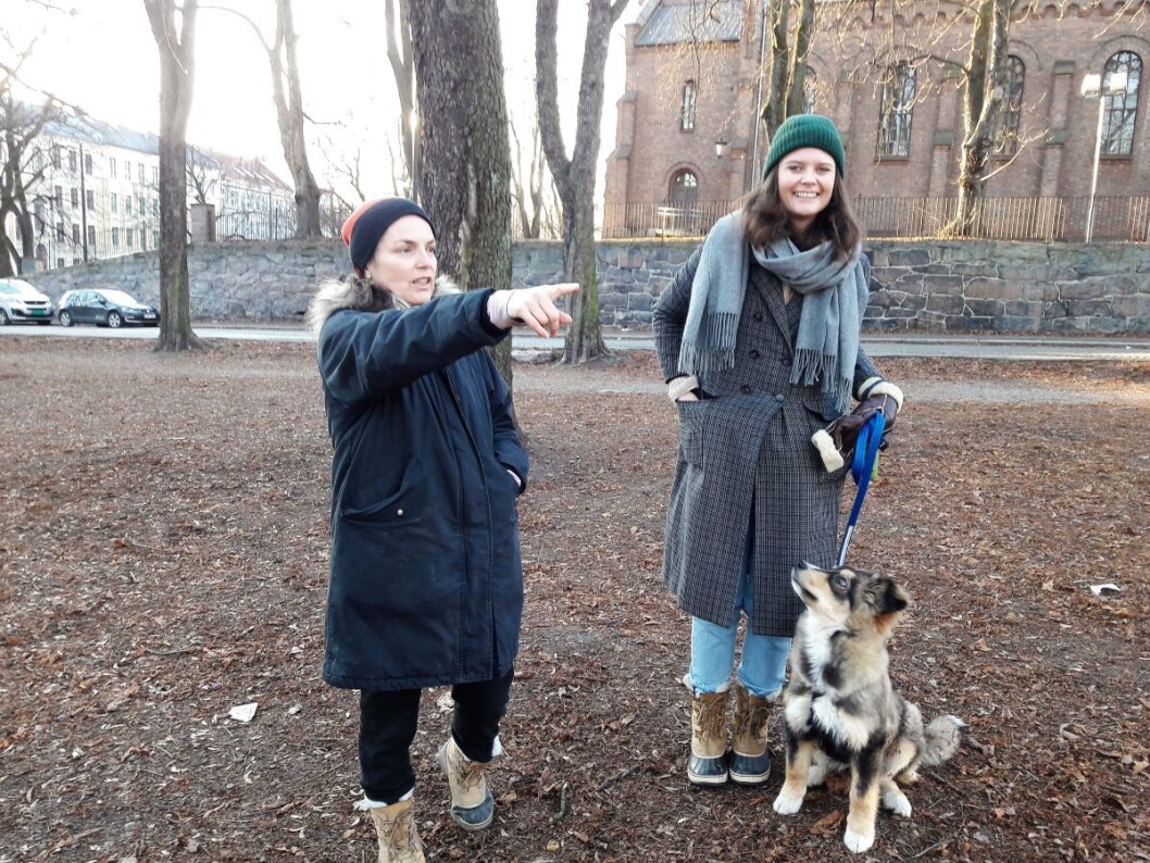 – Her er et godt egnet område for en hundepark, sier Mette Bølstad og Hanne Lorvik. Foto: Anders Høilund – Her er et godt egnet område for en hundepark, sier Mette Bølstad og Hanne Lorvik. Foto: Anders Høilund