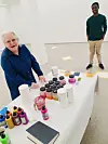 Billedkunstner Gerd Tinglum og Kunsthall Oslos Sampson Addae arbeider med åpningsutstillingen.