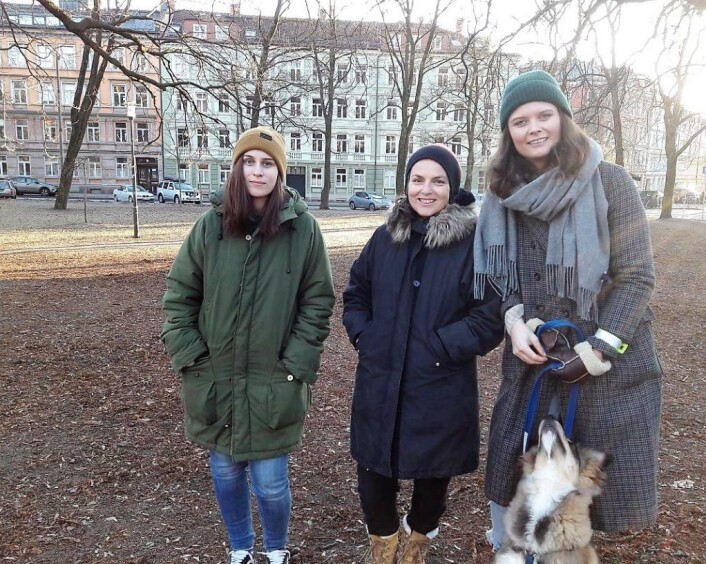 Janne Regine Rugtvedt (til venstre), her sammen med Mette Bølstad og Hanne Lorvik, mener at en hundepark her lett vil kunne fjernes igjen om det mot formodning skulle vise seg å ikke fungere. Foto: Anders Høilund Janne Regine Rugtvedt (til venstre), her sammen med Mette Bølstad og Hanne Lorvik, mener at en hundepark her lett vil kunne fjernes igjen om det mot formodning skulle vise seg å ikke fungere. Foto: Anders Høilund