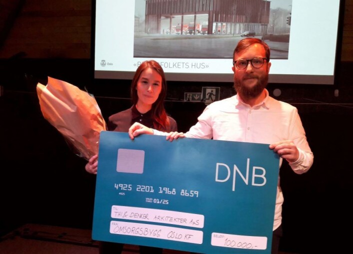De ti beste forslagene fikk alle utdelt premie og blomster fra byråden og eiendomssjef Olav Alme i Omsorgsbygg. Av de ti var Linda Thi og Mikkel Dencker som fikk 100 000 kr og ros for materialbruken i sitt forslag "Brannfolkets hus". Foto: Anders Høilund De ti beste forslagene fikk alle utdelt premie og blomster fra byråden og eiendomssjef Olav Alme i Omsorgsbygg. Av de ti var Linda Thi og Mikkel Dencker som fikk 100 000 kr og ros for materialbruken i sitt forslag "Brannfolkets hus". Foto: Anders Høilund