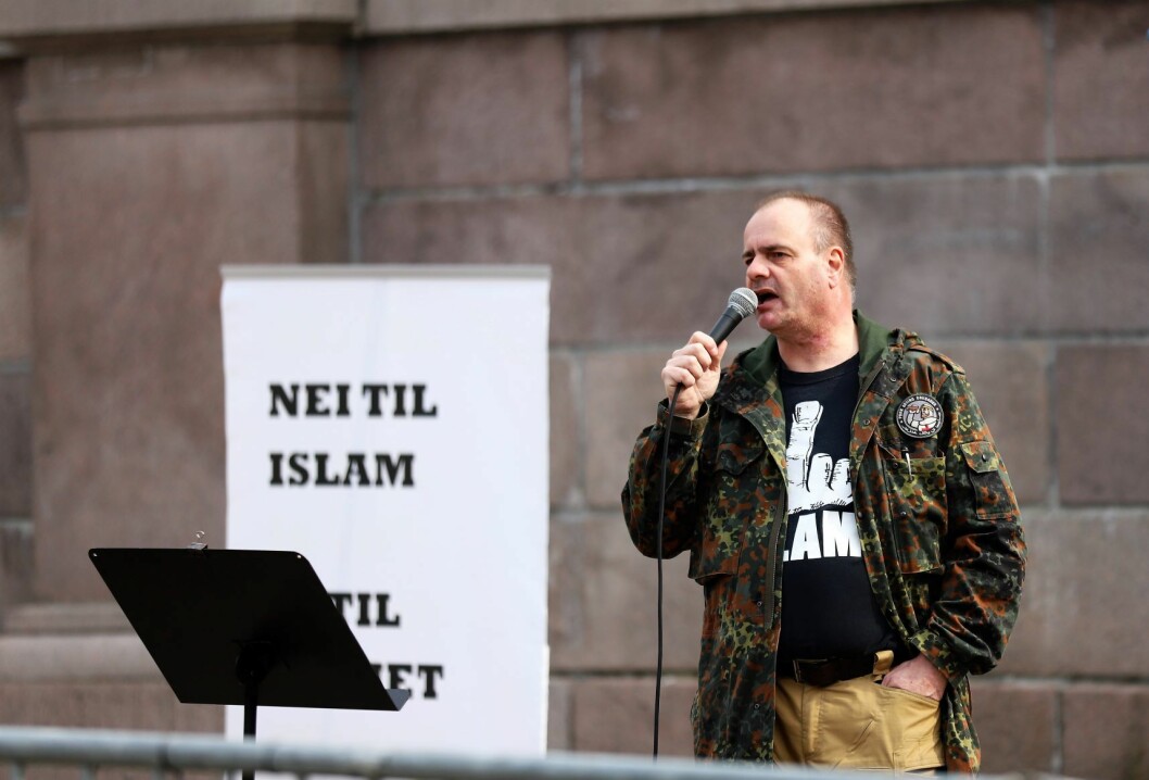 Nei til islam, står det på banneret til Sian når de demonstrerer foran Stortinget. Foto: André Kjernsli