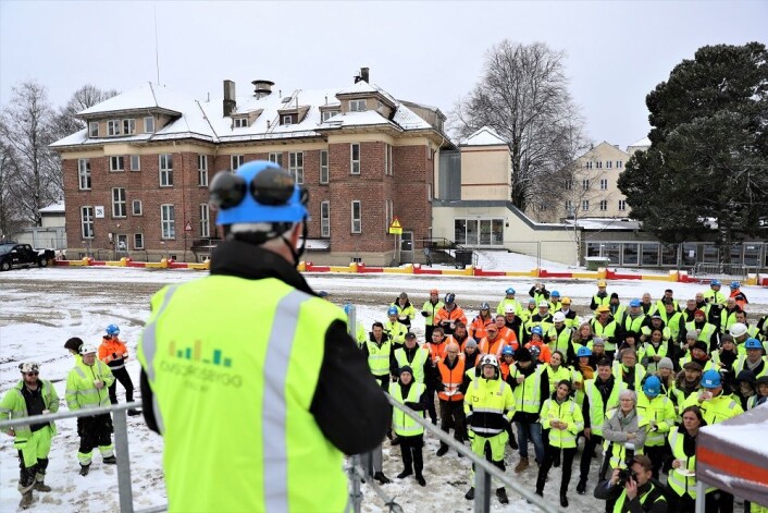 Over 100 fra alle sider av prosjektet hadde møtt opp for å feire byggestart. Foto: André Kjernsli Over 100 fra alle sider av prosjektet hadde møtt opp for å feire byggestart. Foto: André Kjernsli