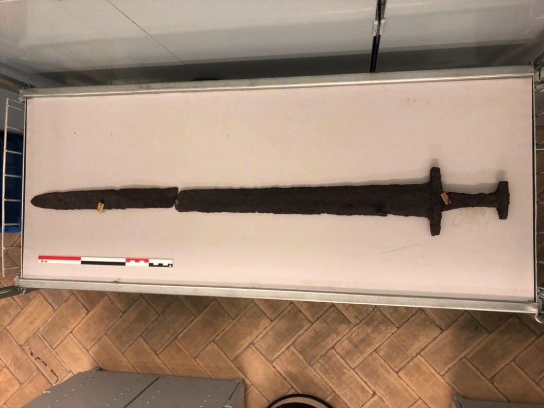Nesten en meter langt er sverdet som ble funnet der Obos ønsker å bygge boligblokker. Foto: Hanne Aanestad Nesten en meter langt er sverdet som ble funnet der Obos ønsker å bygge boligblokker. Foto: Hanne Aanestad