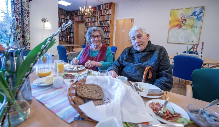 Tidligere skipskaptein Stig Otto Forsberg og frivillig Wera Svendsen nyter et frodig frokostbord. -Bedre enn vi hadde til sjøs! sier kapteinen. Foto: Torstein Ihle Tidligere skipskaptein Stig Otto Forsberg og frivillig Wera Svendsen nyter et frodig frokostbord. -Bedre enn vi hadde til sjøs! sier kapteinen. Foto: Torstein Ihle