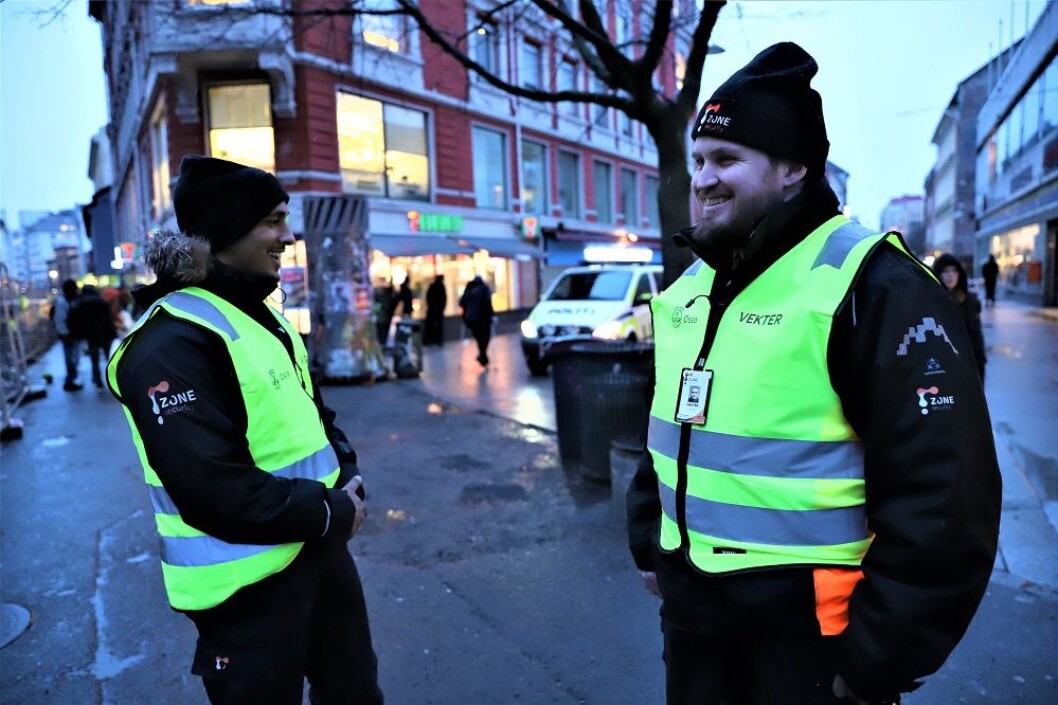 Trivselsvekterne er på plass og sier de har blitt godt mottatt i det åpne rusmiljøet. Foto: André Kjernsli Trivselsvekterne er på plass og sier de har blitt godt mottatt i det åpne rusmiljøet. Foto: André Kjernsli