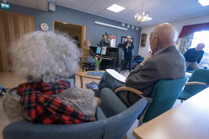 Kosestund på seniorsenteret når husorkesteret spiller opp til allsang. Foto: Torstein Ihle